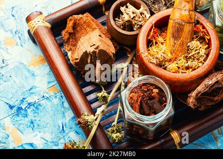 Plateau avec herbes médicinales. Banque D'Images