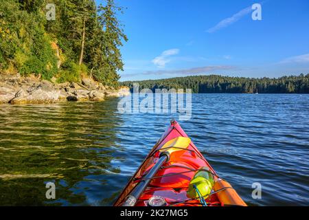 Kayak dans la Baie Degnen, Gabriola Island Banque D'Images