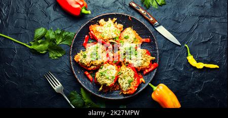 Poivrons farcis à la viande sur fond de bois Banque D'Images