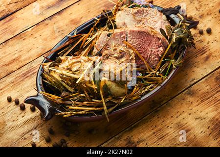 Porc cuit aux herbes. Banque D'Images