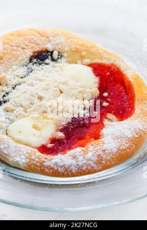 tarte farcie de caillé, de pavot et de marmelade aux fraises Banque D'Images