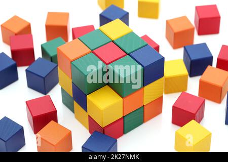 petit puzzle en bois de blocs carrés colorés sur un fond blanc Banque D'Images