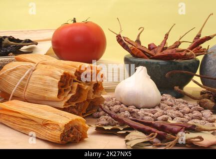 Tamales à l'ail, aux haricots et à la tomate sur fond jaune Banque D'Images