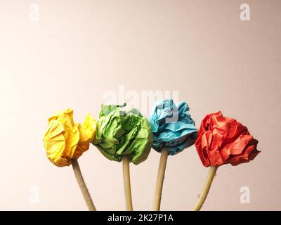 Quatre tiges de fleurs avec des boules de papier colorées comme des fleurs Banque D'Images