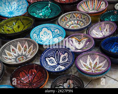 Bols ou tasses décorés à la main et colorés exposés dans le souk traditionnel - marché de rue au Maroc Banque D'Images