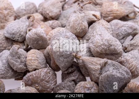 figues séchées saupoudrées de farine de riz. Banque D'Images