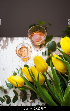 tulipes jaunes avec verres de vin rose Banque D'Images