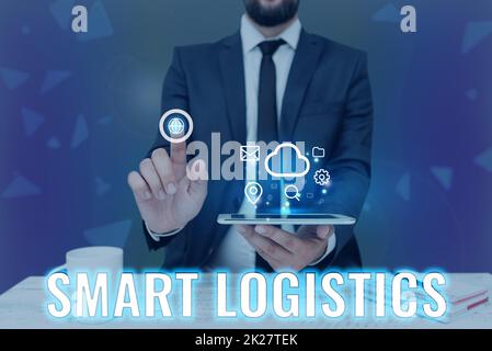 Inspiration montrant l'enseigne Smart Logistics. Concept signification intégration de la technologie intelligente dans le système logistique Homme tenant écran de téléphone mobile montrant la technologie futuriste. Banque D'Images