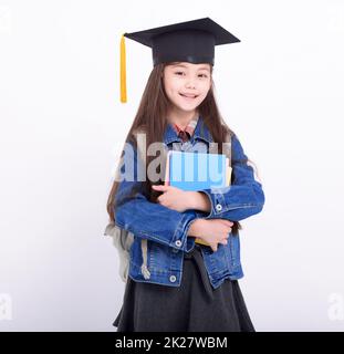 Jeune fille souriante étudiant tenant avec et debout sur fond blanc Banque D'Images