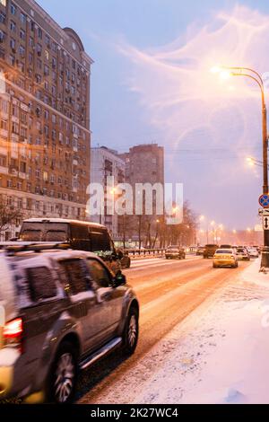 route de la ville enneigée en soirée d'hiver Banque D'Images