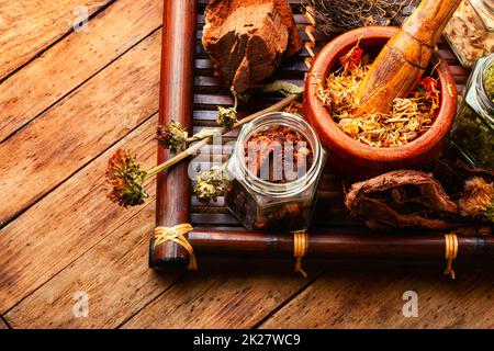 Plateau avec herbes médicinales. Banque D'Images