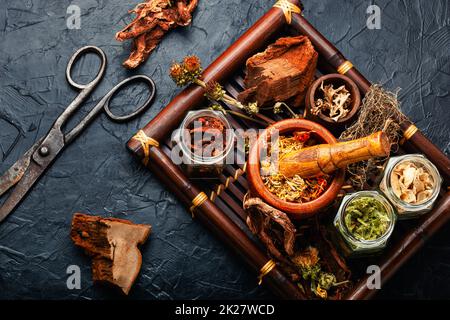 Plateau avec herbes médicinales. Banque D'Images