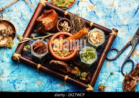 Plateau avec herbes médicinales. Banque D'Images