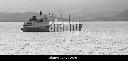 Bateau de pêche dans la matinée grise sur l'océan Pacifique au large de la côte de la péninsule de Kamchatka Banque D'Images