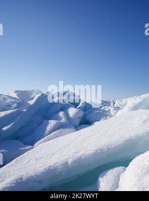 Gros glace recouverte de neige blanche. L'eau dans le lac est gelée pendant la période hivernale. Lac Baikal, Russie Banque D'Images