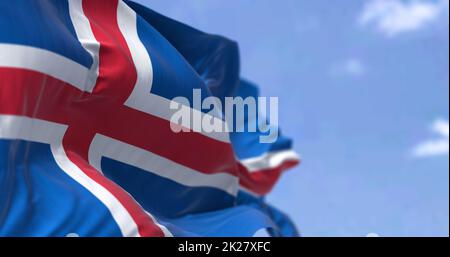 Détail du drapeau national de l'Islande qui agite dans le vent par temps clair Banque D'Images