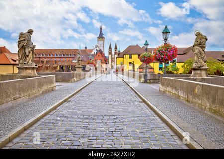 Vieux pont principal sur la rivière main et tours pittoresques dans la vieille ville de Wurzburg vue Banque D'Images