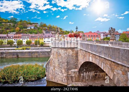 Vieux pont principal sur la rivière principale et vue pittoresque sur la ville de Wurzburg Banque D'Images