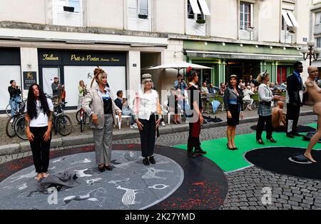 Défilé de mode avant-gardiste devant le café restaurant à Tours, France Banque D'Images