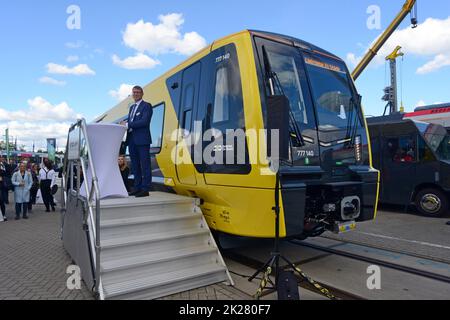 Berlin, Allemagne, 22nd septembre 2022. Le constructeur de trains Stadler a officiellement dévoilé son nouveau train de classe 777 de l'IPEMU MerseyTravel avec le Metro Mayor pour la région de Liverpool, Steve Rotheram, à l'occasion de l'exposition internationale de transport Innotrans 2022. Le maire, regardant le premier train de la flotte forte de 52, a déclaré qu'ils avaient été « achetés par le public pour le public, en replaçant le « public » dans les transports publics ». Il a également déclaré que les services seront intégrés aux bus et aux ferries de la ville. Bien que la majorité du parc ne soit alimenté que par 3rd rails, 7 auront des blocs de batteries à Banque D'Images