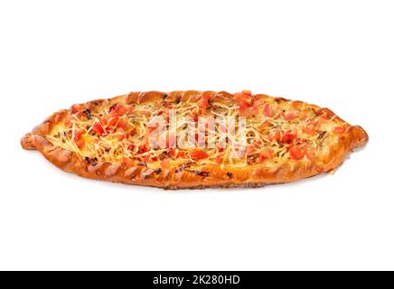 Pizza adjarienne khachapuri croustillante jaune sur fond blanc isolat Banque D'Images