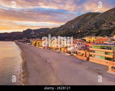 Vue aérienne de la plage de Varigotti pendant l'heure bleue.Ligurie, Italie Banque D'Images