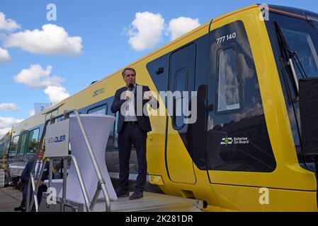 Berlin, Allemagne, 22nd septembre 2022. Le constructeur de trains Stadler a officiellement dévoilé son nouveau train de classe 777 de l'IPEMU MerseyTravel avec le Metro Mayor pour la région de Liverpool, Steve Rotheram, à l'occasion de l'exposition internationale de transport Innotrans 2022. Le maire, regardant le premier train de la flotte forte de 52, a déclaré qu'ils avaient été « achetés par le public pour le public, en replaçant le « public » dans les transports publics ». Il a également déclaré que les services seront intégrés aux bus et aux ferries de la ville. Bien que la majorité du parc ne soit alimenté que par 3rd rails, 7 auront des blocs de batteries à Banque D'Images