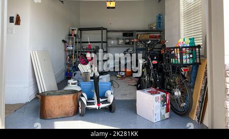 Orlando, FL États-Unis - 3 mars 2022: Un garage non organisé rempli de beaucoup de choses dans un quartier. Banque D'Images