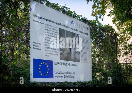 Signez un récent projet de rénovation de l'énergie à la galerie Berlinische financé par le Fonds de développement régional de l'Union européenne, Berlin, Allemagne, Europe Banque D'Images