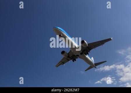 Embraer E190 pH-EZE, KLM atterrissage à OPO, aéroport Francisco Sá Carneiro, Porto, Portugal, 18 septembre 2022 Banque D'Images