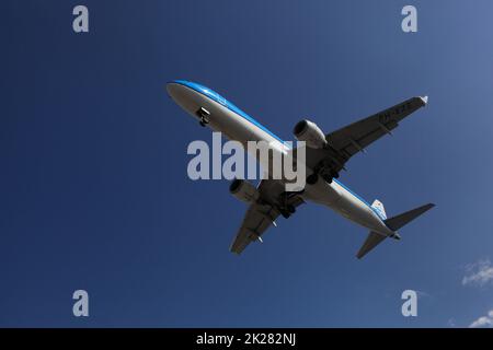 Embraer E190 pH-EZE, KLM atterrissage à OPO, aéroport Francisco Sá Carneiro, Porto, Portugal, 18 septembre 2022 Banque D'Images