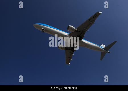 Embraer E190 pH-EZE, KLM atterrissage à OPO, aéroport Francisco Sá Carneiro, Porto, Portugal, 18 septembre 2022 Banque D'Images