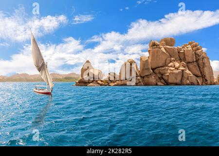 Le Nil, le feloucca et les rochers près de l'île d'Acilika, Assouan, Egypte Banque D'Images