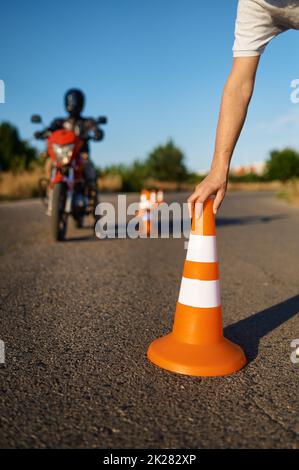Serpent à cheval entre les cônes, école de moto Banque D'Images
