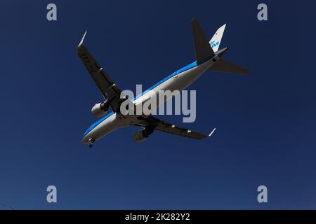 Embraer E190 pH-EZE, KLM atterrissage à OPO, aéroport Francisco Sá Carneiro, Porto, Portugal, 18 septembre 2022 Banque D'Images