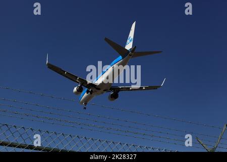 Embraer E190 pH-EZE, KLM atterrissage à OPO, aéroport Francisco Sá Carneiro, Porto, Portugal, 18 septembre 2022 Banque D'Images