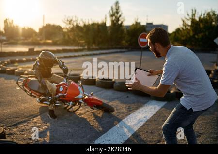 L'étudiant tombe d'une moto, école de moto Banque D'Images