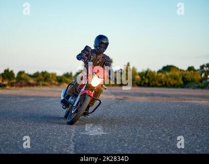 Étudiant sur la motordrome dans l'école de moto Banque D'Images