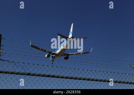 Embraer E190 pH-EZE, KLM atterrissage à OPO, aéroport Francisco Sá Carneiro, Porto, Portugal, 18 septembre 2022 Banque D'Images