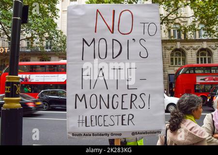Londres, Royaume-Uni. 22nd septembre 2022. Des manifestants se sont rassemblés devant la haute commission indienne de l'India House à Londres après que des affrontements entre jeunes hindous et musulmans ont éclaté à Leicester et Birmingham. Les manifestants ont appelé à la paix et à l'unité et ont protesté contre le parti BJP du Premier ministre indien Modi et contre les nationalistes hindous RSS, qu'ils accusent de provoquer des divisions.Credit: Vuk Valcic/Alay Live News Banque D'Images