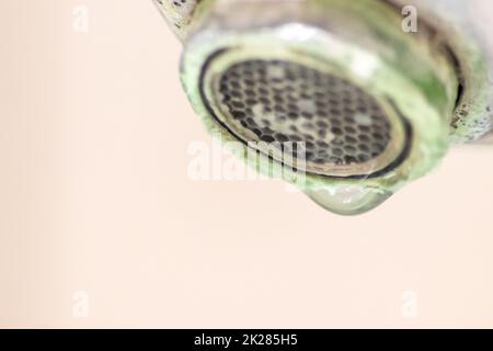 Ancien robinet à l'échelle comme manche en chrome calcifié dans la salle de bains a besoin d'entretien et de décalcification avec des agents de nettoyage pour arrêter les fuites et améliorer l'hygiène des bactéries de l'ancien manche avec la pauvreté de gouttelettes Banque D'Images