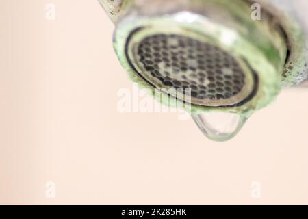 Ancien robinet à l'échelle comme manche en chrome calcifié dans la salle de bains a besoin d'entretien et de décalcification avec des agents de nettoyage pour arrêter les fuites et améliorer l'hygiène des bactéries de l'ancien manche avec la pauvreté de gouttelettes Banque D'Images