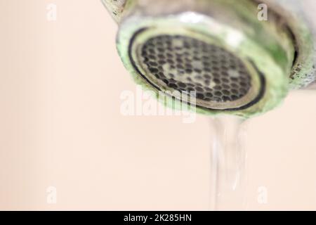 Ancien robinet à l'échelle comme manche en chrome calcifié dans la salle de bains a besoin d'entretien et de décalcification avec des agents de nettoyage pour arrêter les fuites et améliorer l'hygiène des bactéries de l'ancien manche avec la pauvreté de gouttelettes Banque D'Images