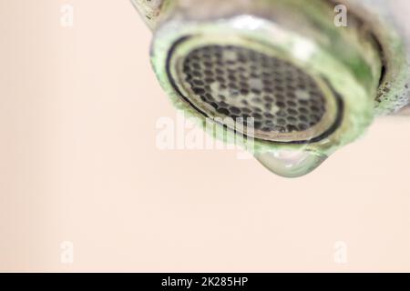 Ancien robinet à l'échelle comme manche en chrome calcifié dans la salle de bains a besoin d'entretien et de décalcification avec des agents de nettoyage pour arrêter les fuites et améliorer l'hygiène des bactéries de l'ancien manche avec la pauvreté de gouttelettes Banque D'Images