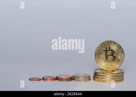 pièces en euros et bitcoins de crypto-monnaie empilés dans une rangée de gris Banque D'Images