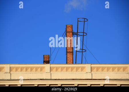 cheminée en brique avec ascension pour le balayage de cheminée Banque D'Images