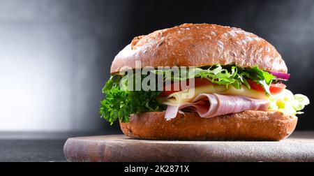 Sandwich avec fromage et jambon et légumes frais Banque D'Images