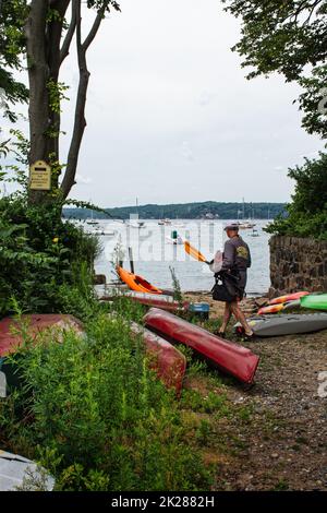 Une plage réservée aux résidents et un bateau de mise à l'eau bordé de kayaks et de canoës dans le col rocheux de Gloucester, Massachusetts. Banque D'Images
