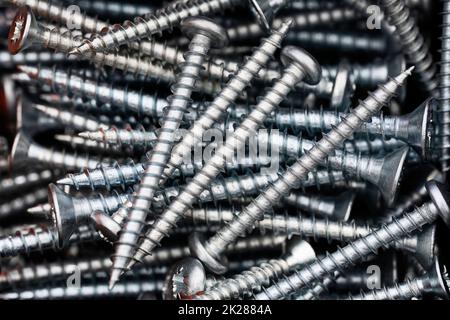 Gros plan d'un tas de vis métalliques multi-usages Banque D'Images