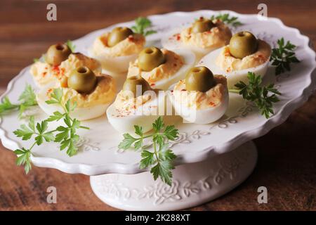 Oeufs farcis épicés garni d'olives vertes Banque D'Images